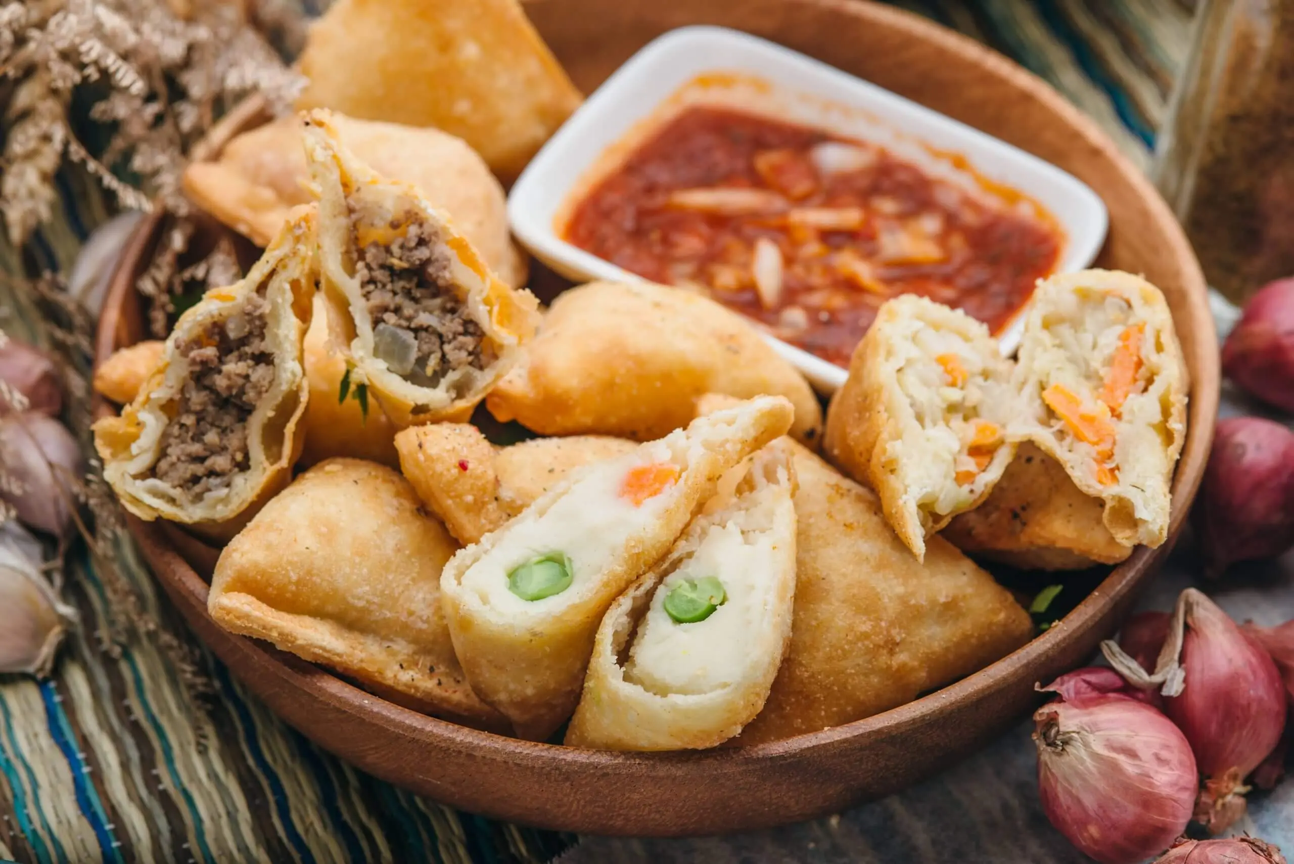 Samosa com Bordas Decoradas