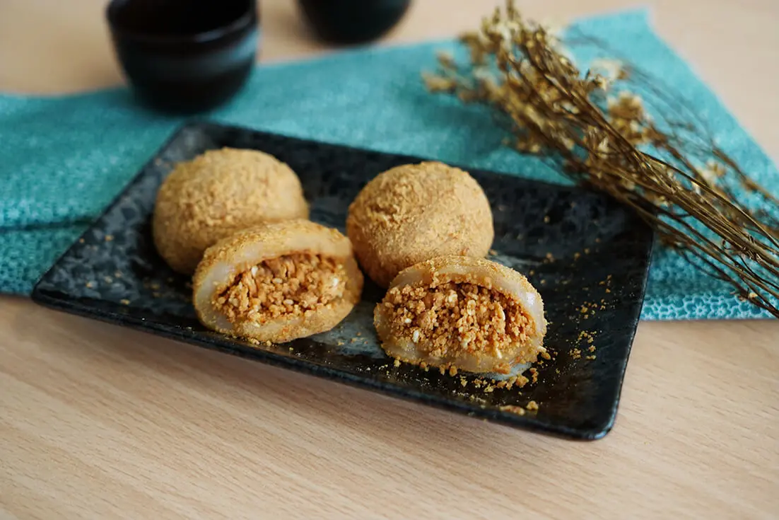 Mochi nhồi đậu phộng cắt nhỏ