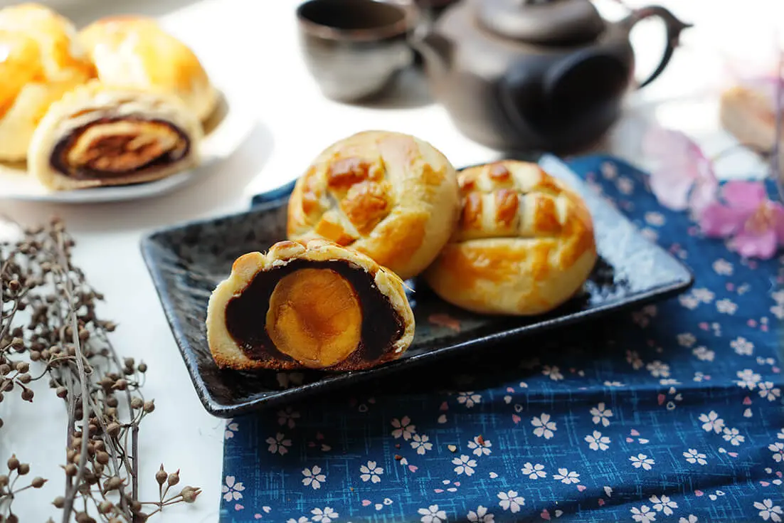 Salted Egg Pastry with Cookie Crust